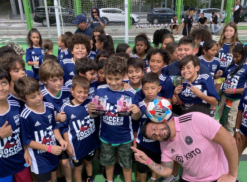 Vic Freestyle poses with players during a Welcome to Miami Mess event